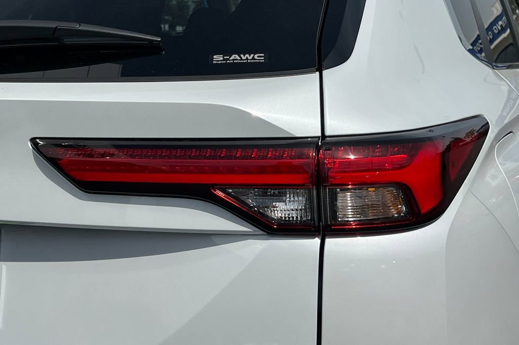 New 2025 Mitsubishi Outlander SE image 27