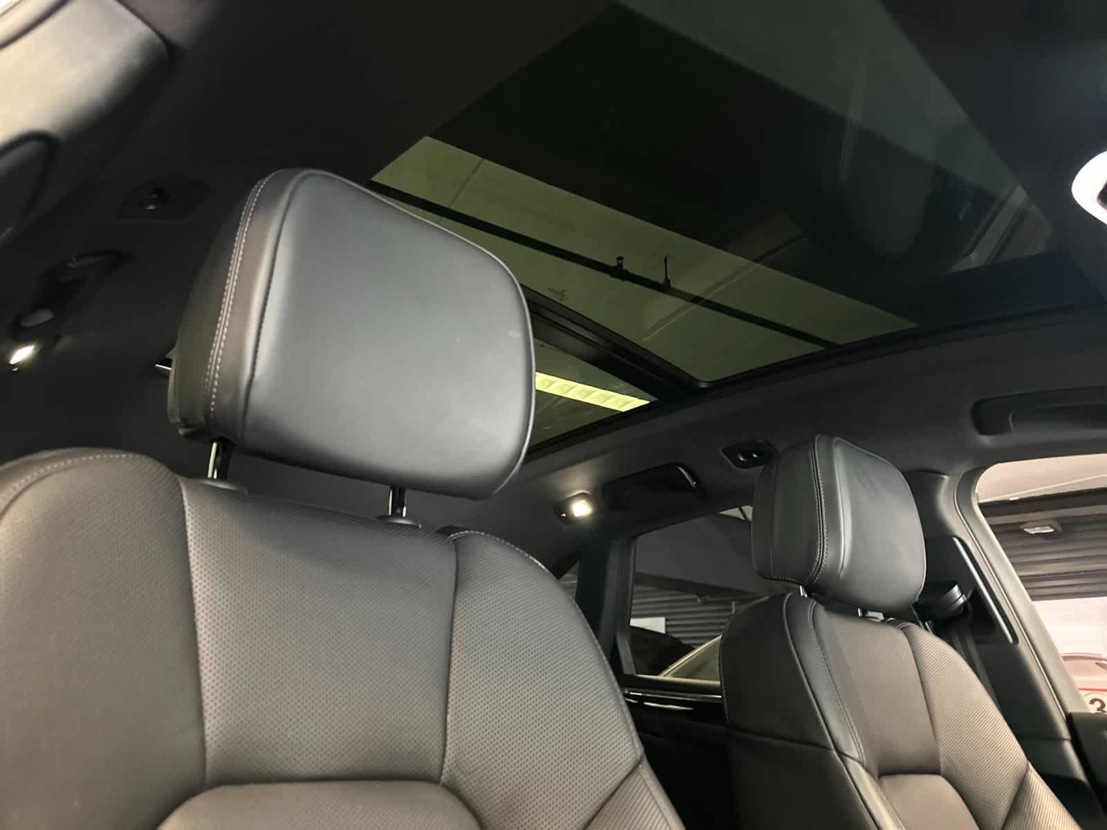 Certified 2025 Porsche Macan AWD/4WD image 18