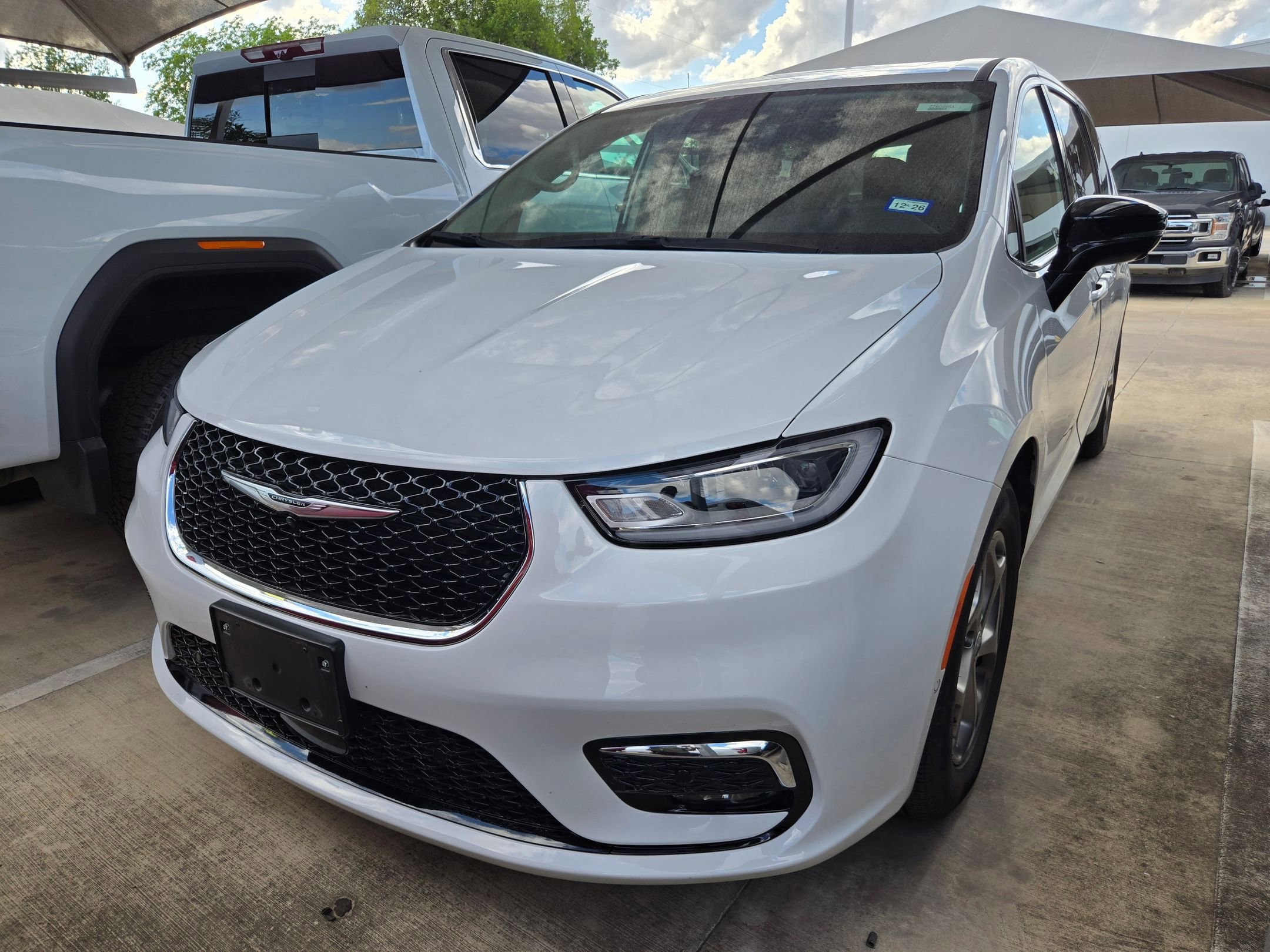 Used 2024 Chrysler Pacifica Limited w/ Uconnect Theater Family Group FWD image 3