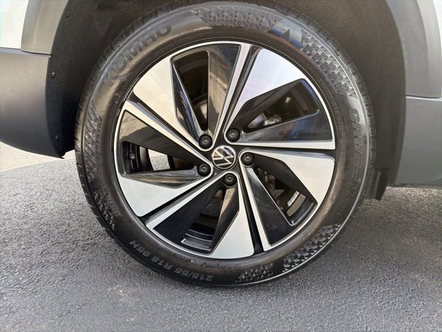 Certified 2025 Volkswagen Taos SE image 10