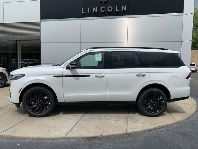 New 2026 Lincoln Navigator Reserve w/ Jet Appearance Package AWD/4WD image 2