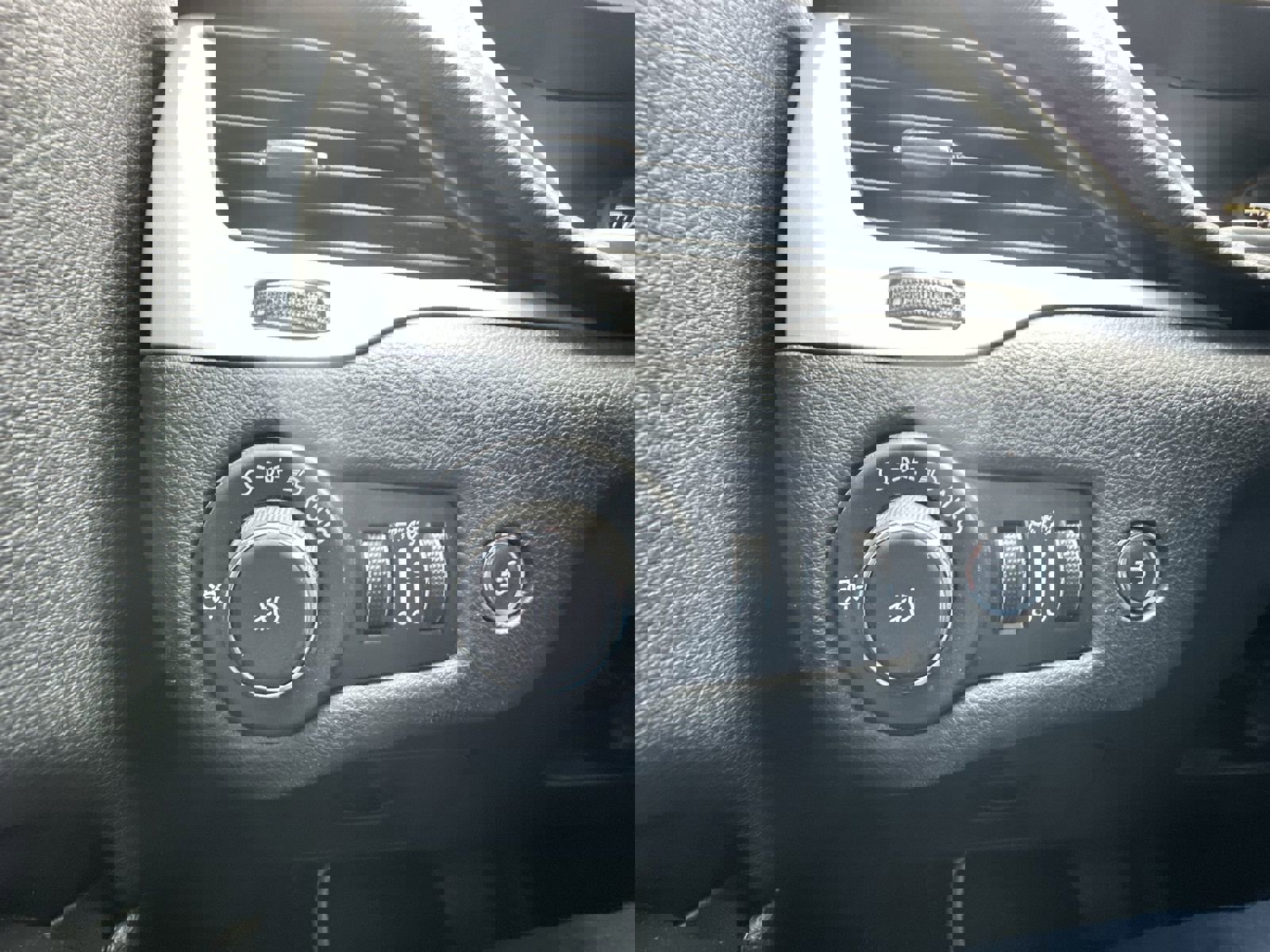 Used 2015 Jeep Cherokee Trailhawk w/ Comfort/Convenience Group AWD/4WD image 18