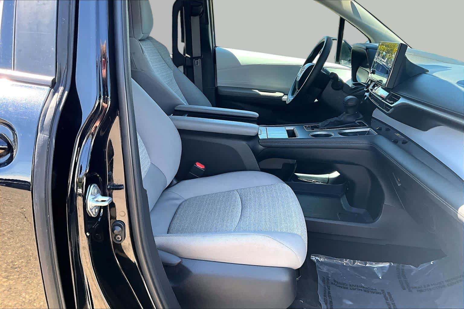 Certified 2025 Toyota Sienna LE FWD image 8