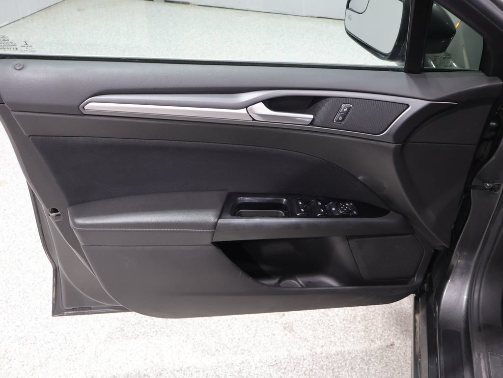 Used 2016 Ford Fusion SE FWD image 13