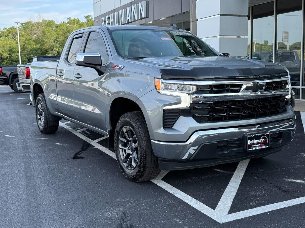 Used 2024 Chevrolet Silverado 1500 LT w/ Z71 Off-Road Package AWD/4WD image 2
