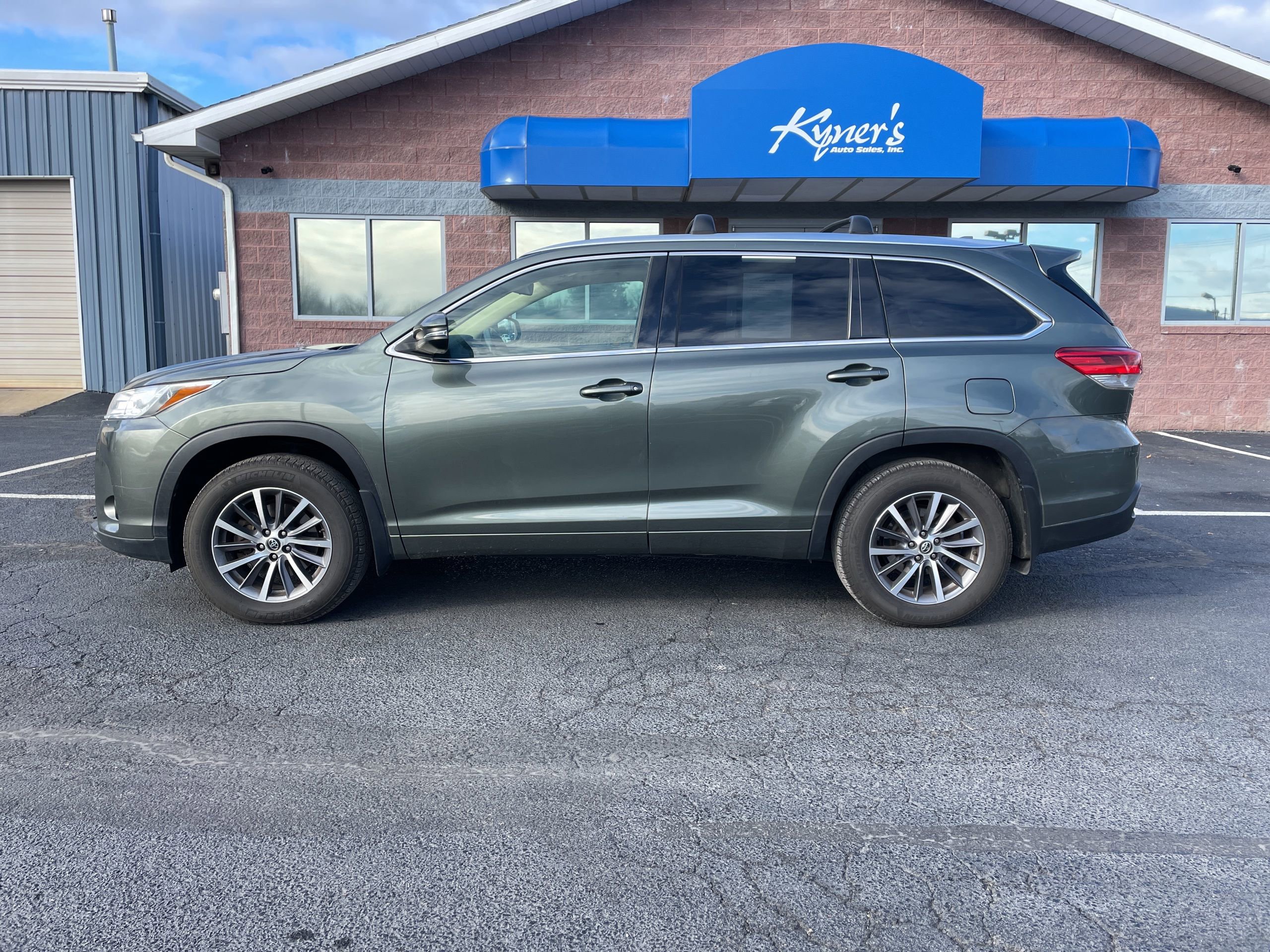 Used 2017 Toyota Highlander XLE image 2