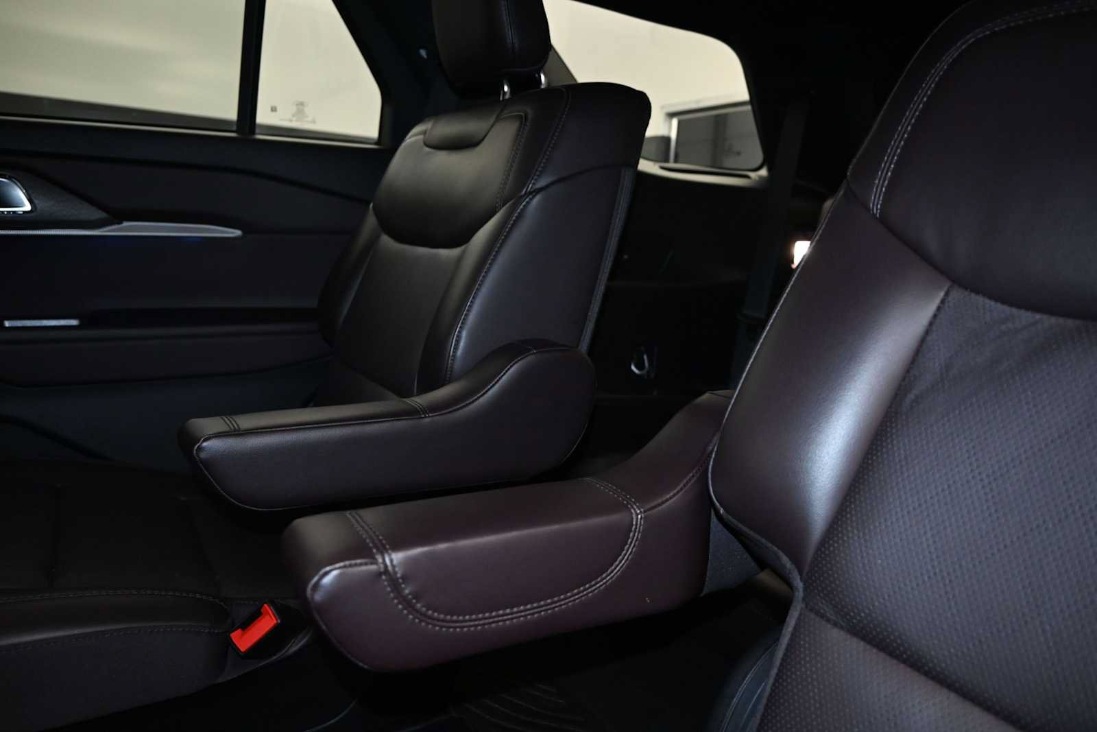Certified 2025 Ford Explorer Platinum RWD image 21