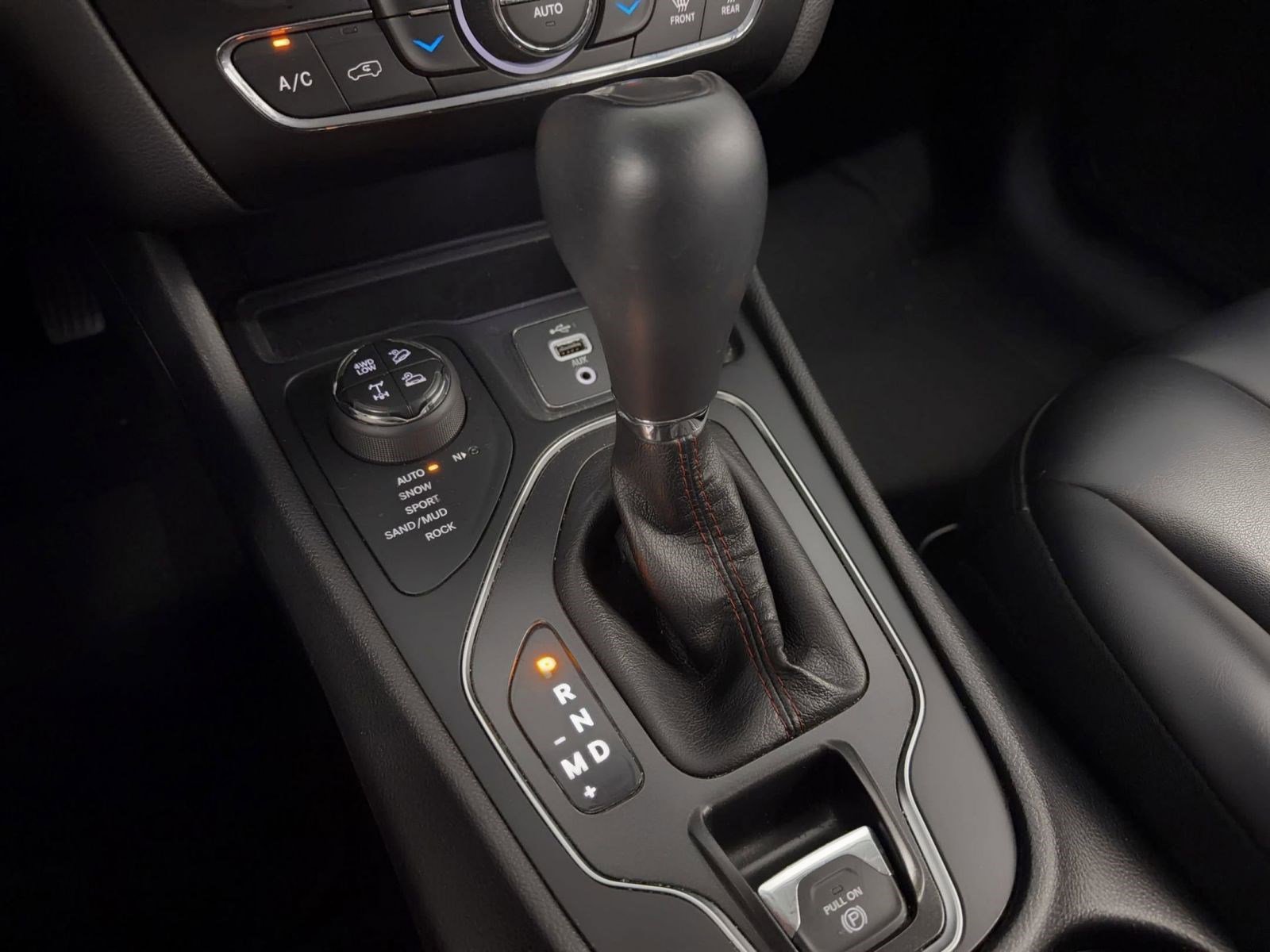 Used 2019 Jeep Cherokee Trailhawk AWD/4WD image 17