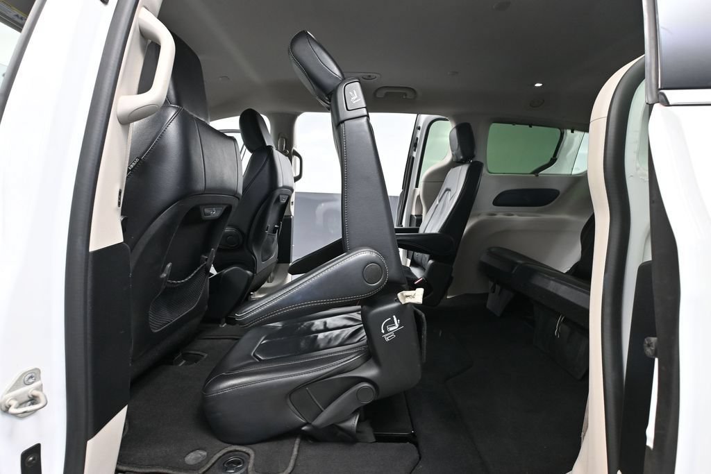 Used 2022 Chrysler Pacifica Touring-L FWD image 38