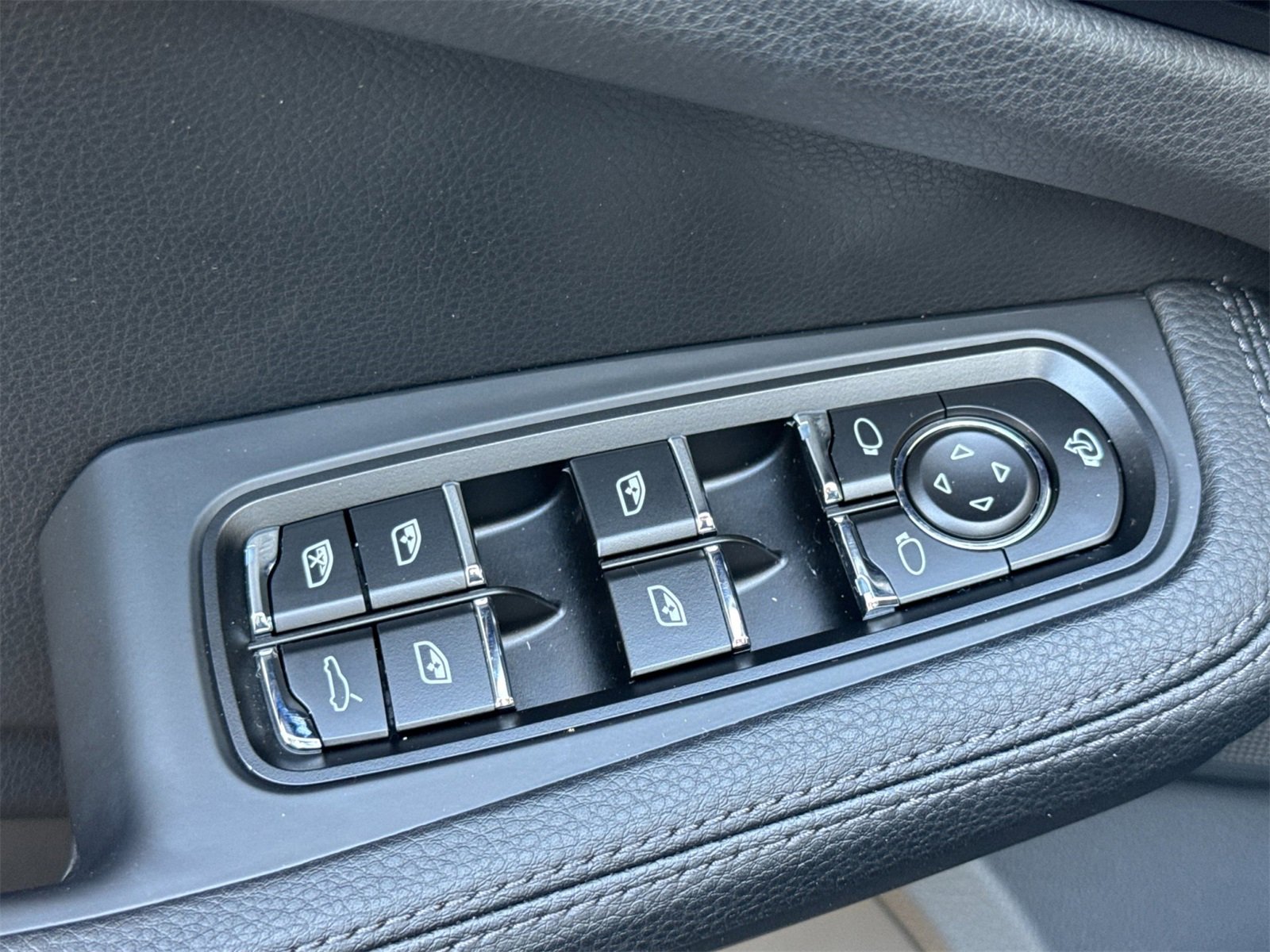 Used 2025 Porsche Macan image 13