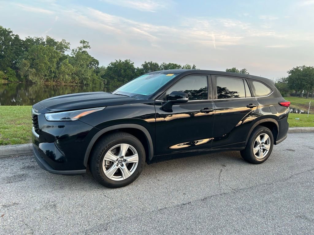 Used 2023 Toyota Highlander LE FWD image 2