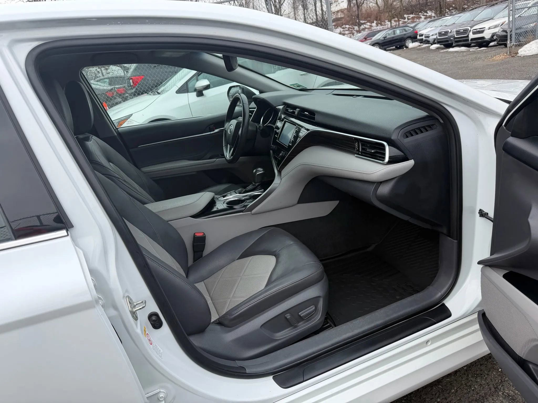 Used 2018 Toyota Camry XLE FWD image 12