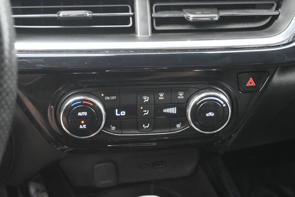 Used 2025 Chevrolet Trax RS w/ Sunroof Package FWD image 18