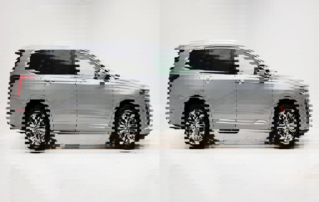 Used 2025 Cadillac XT6 Premium Luxury image 3