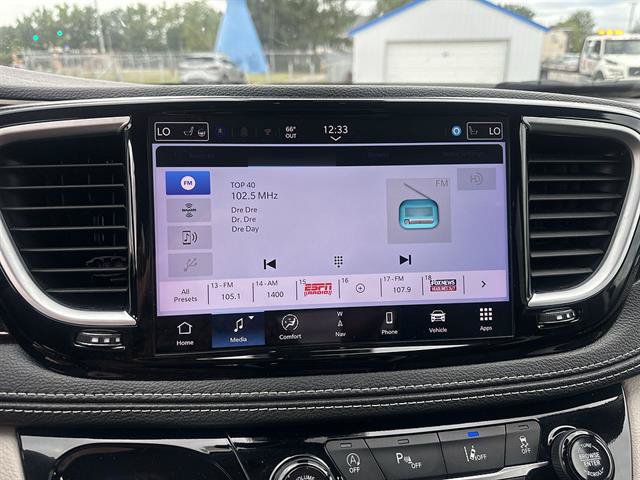 Used 2024 Chrysler Pacifica Limited FWD image 37