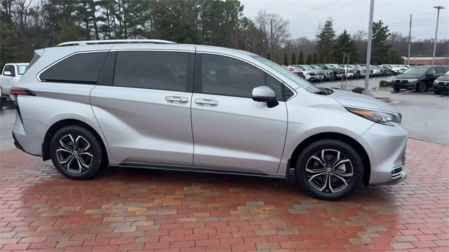 Used 2025 Toyota Sienna Platinum image 4