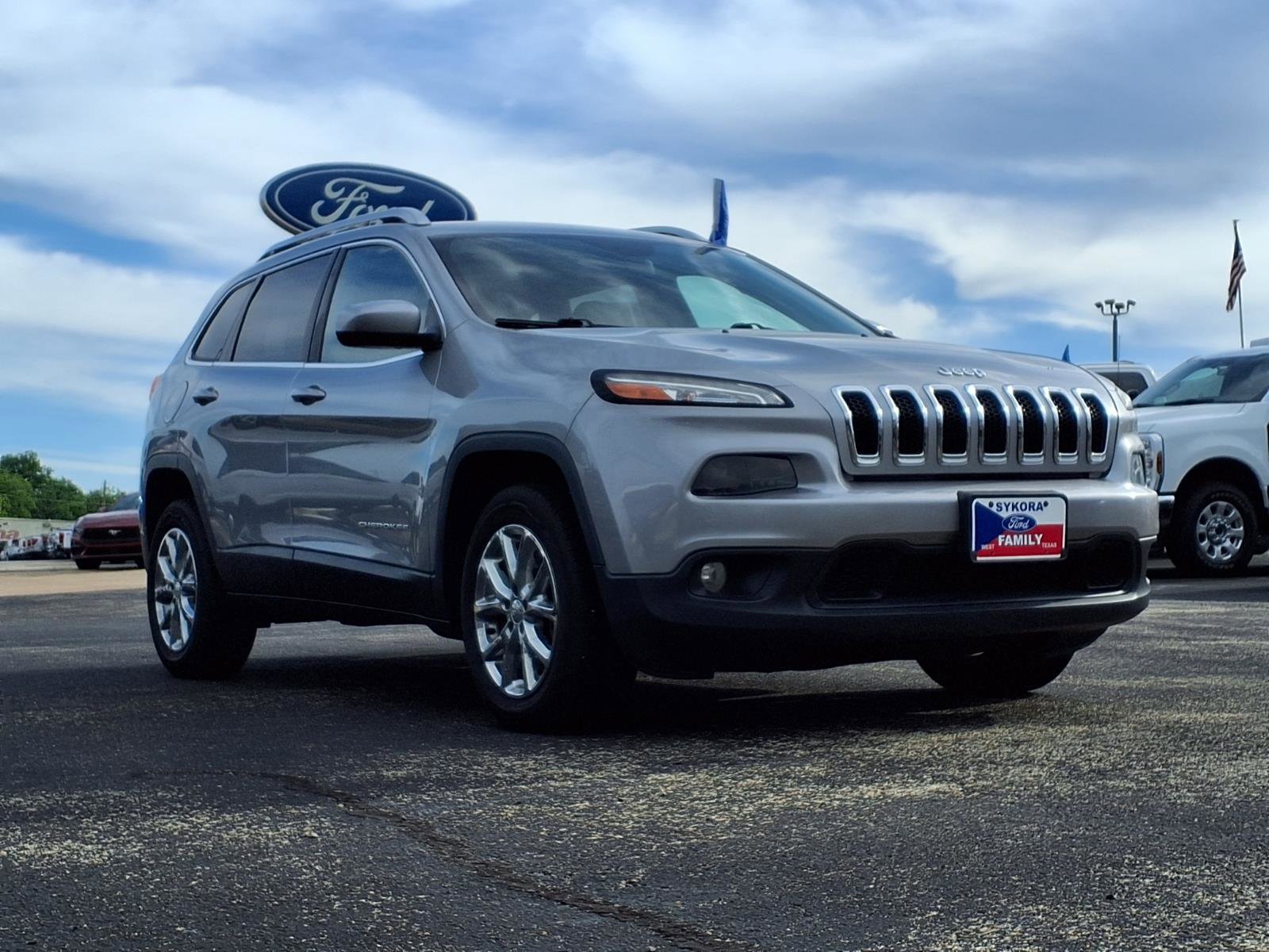 Used 2017 Jeep Cherokee Latitude FWD image 3