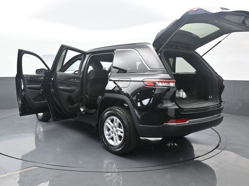 Used 2025 Jeep Grand Cherokee Laredo AWD/4WD image 69