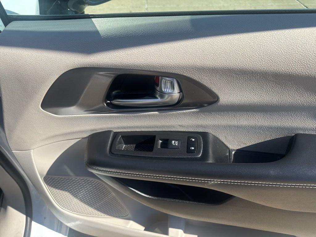 Used 2024 Chrysler Pacifica Touring-L image 20
