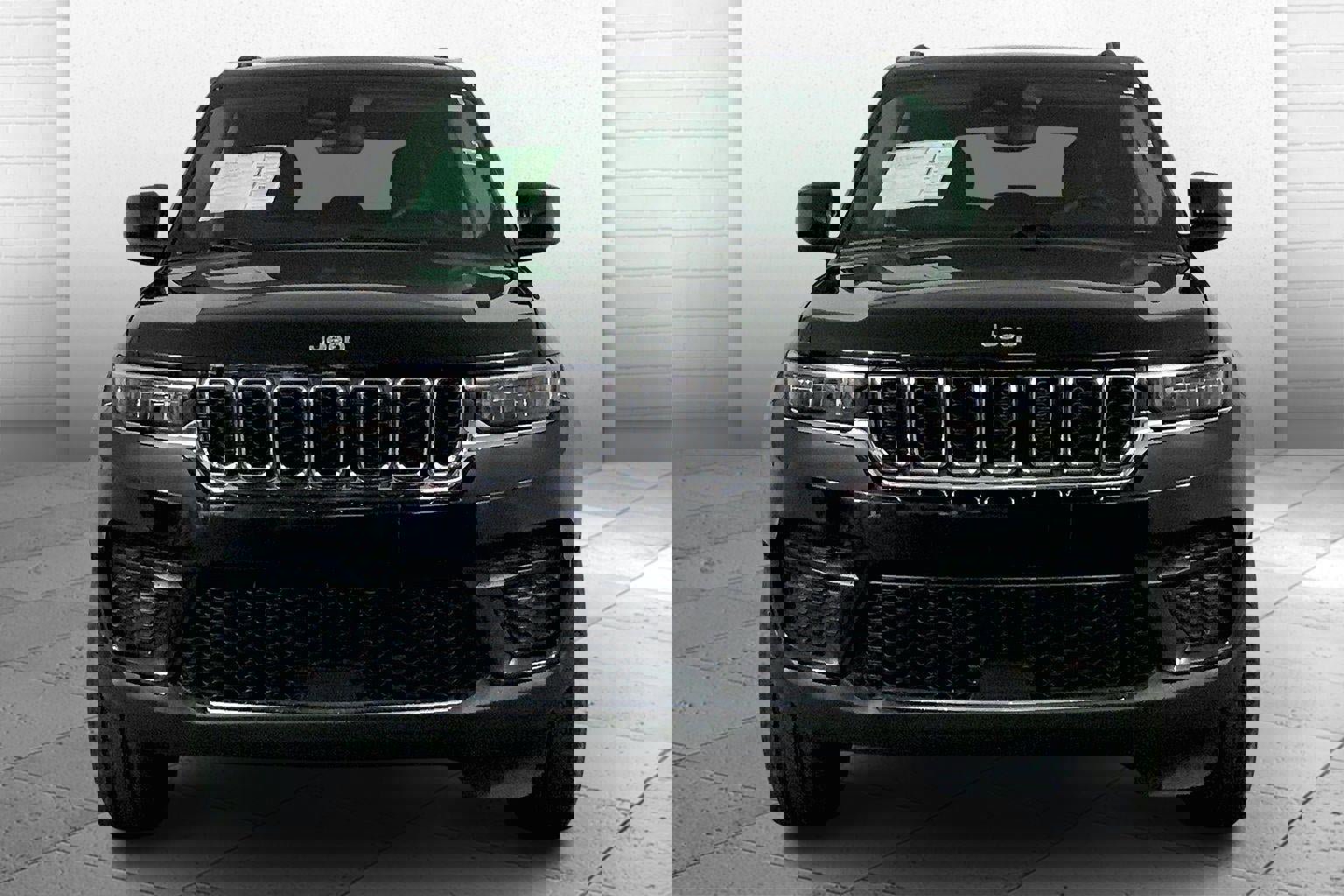 Used 2023 Jeep Grand Cherokee Laredo w/ Luxury Tech Group I image 2