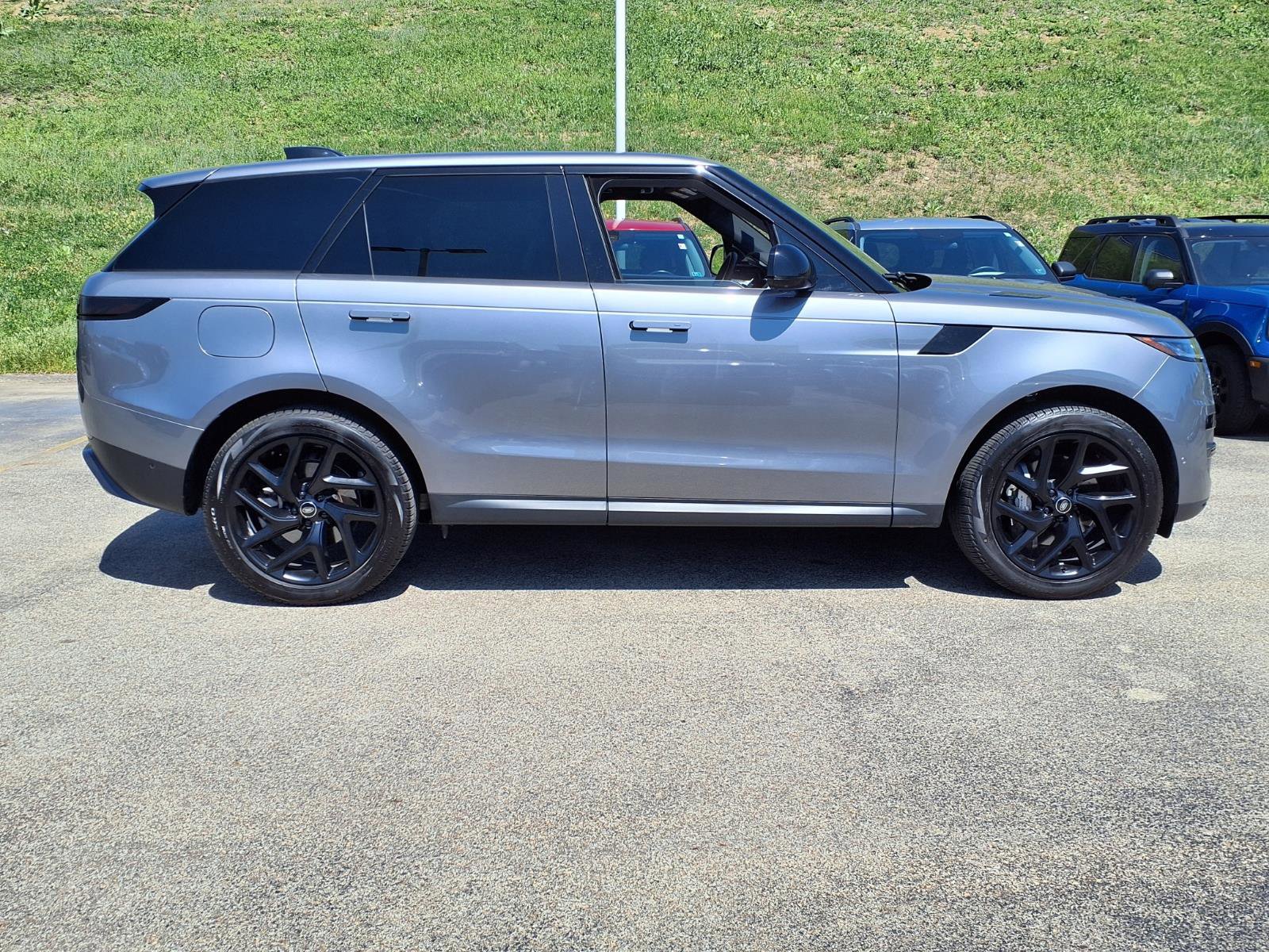 Used 2025 Land Rover Range Rover Sport SE image 2