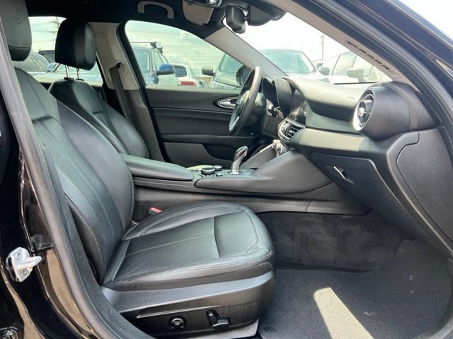 Used 2017 Alfa Romeo Giulia w/ Sport Appearance Package RWD image 22