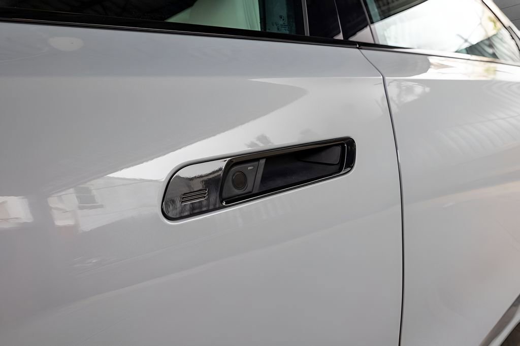 Used 2023 BMW i7 xDrive60 w/ Executive Package 2 AWD/4WD image 16