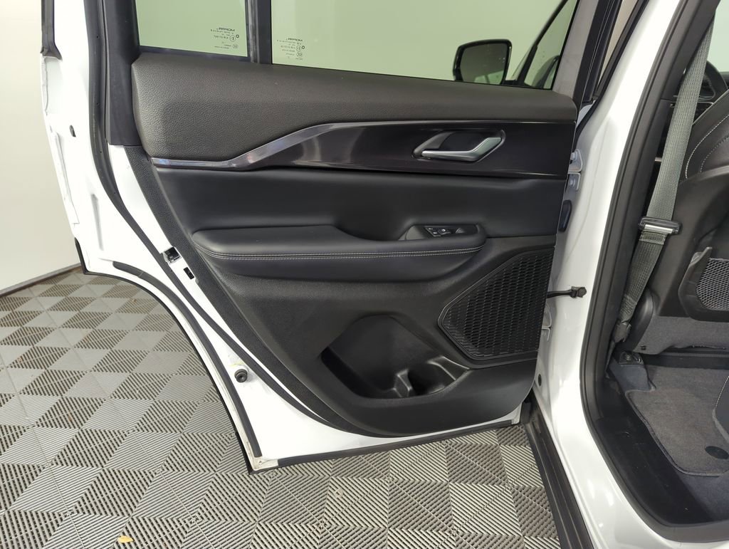 Used 2023 Jeep Grand Cherokee Altitude image 27