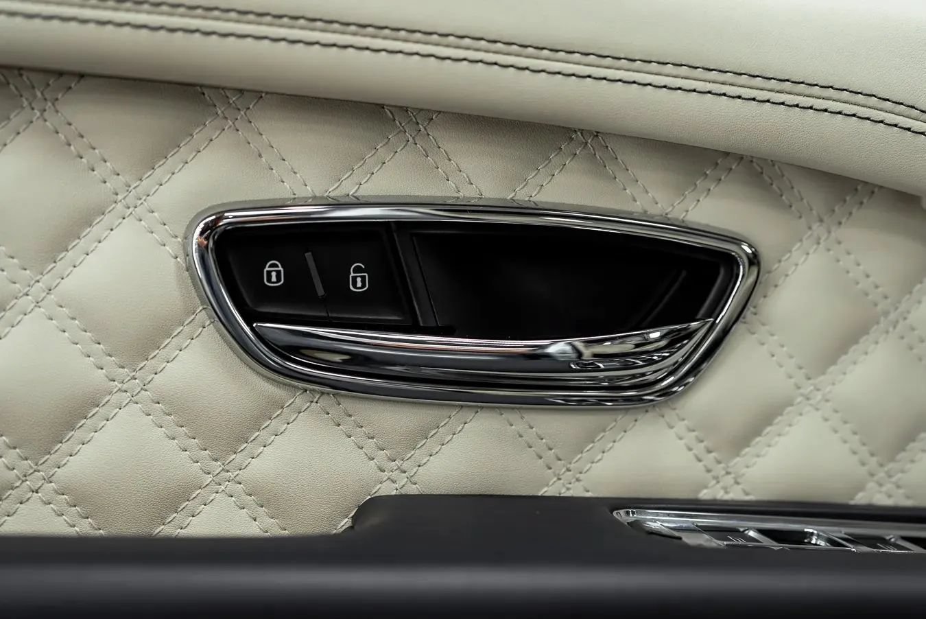 Used 2023 Bentley Bentayga AWD/4WD image 15