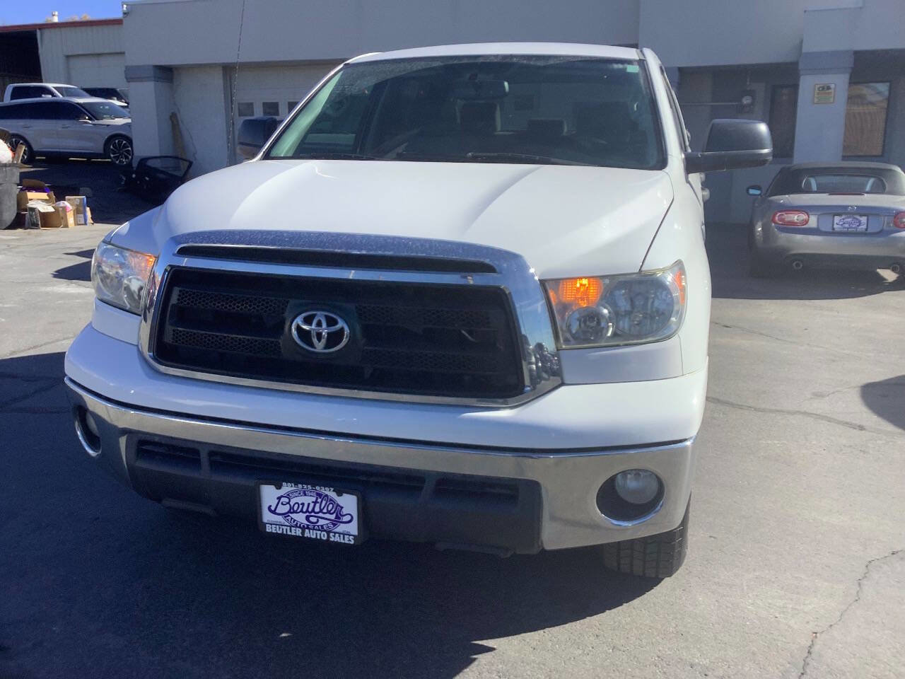 Used 2013 Toyota Tundra Grade 4x4 4dr CrewMax Cab Pick image 4