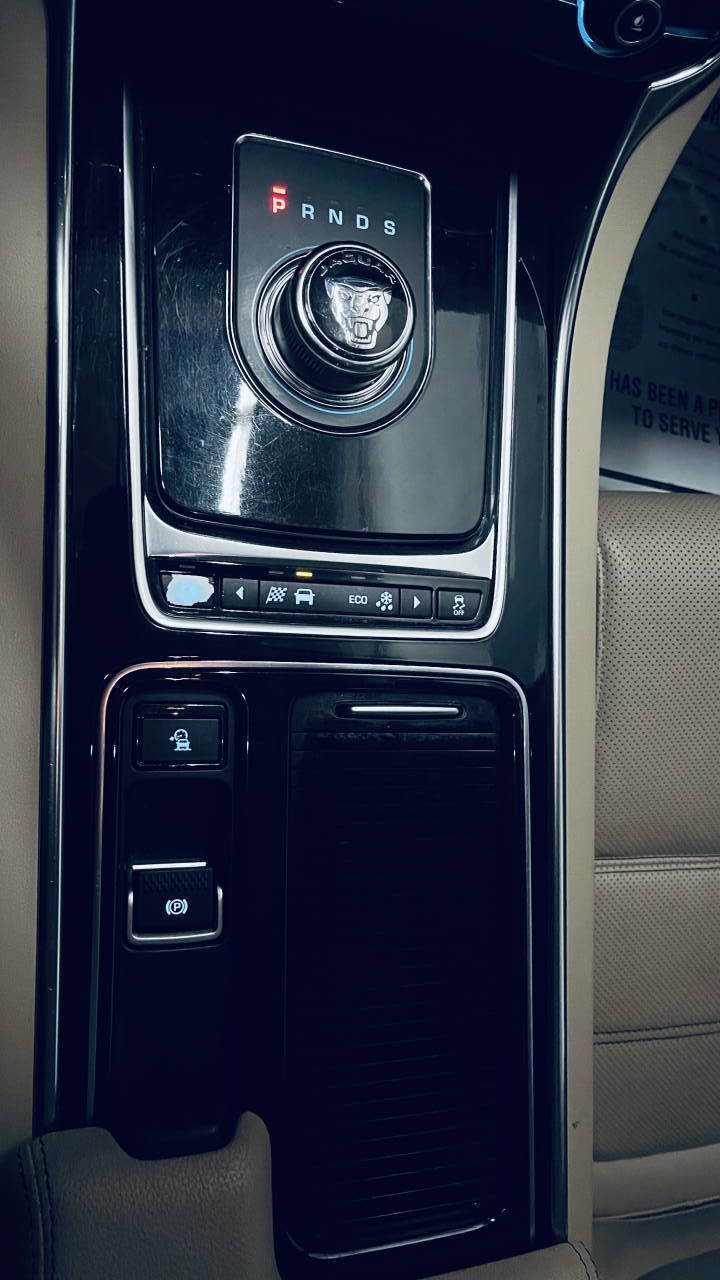 Used 2019 Jaguar XE Prestige image 39