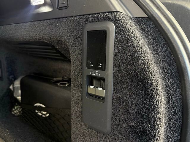Certified 2025 Land Rover Range Rover SE image 16