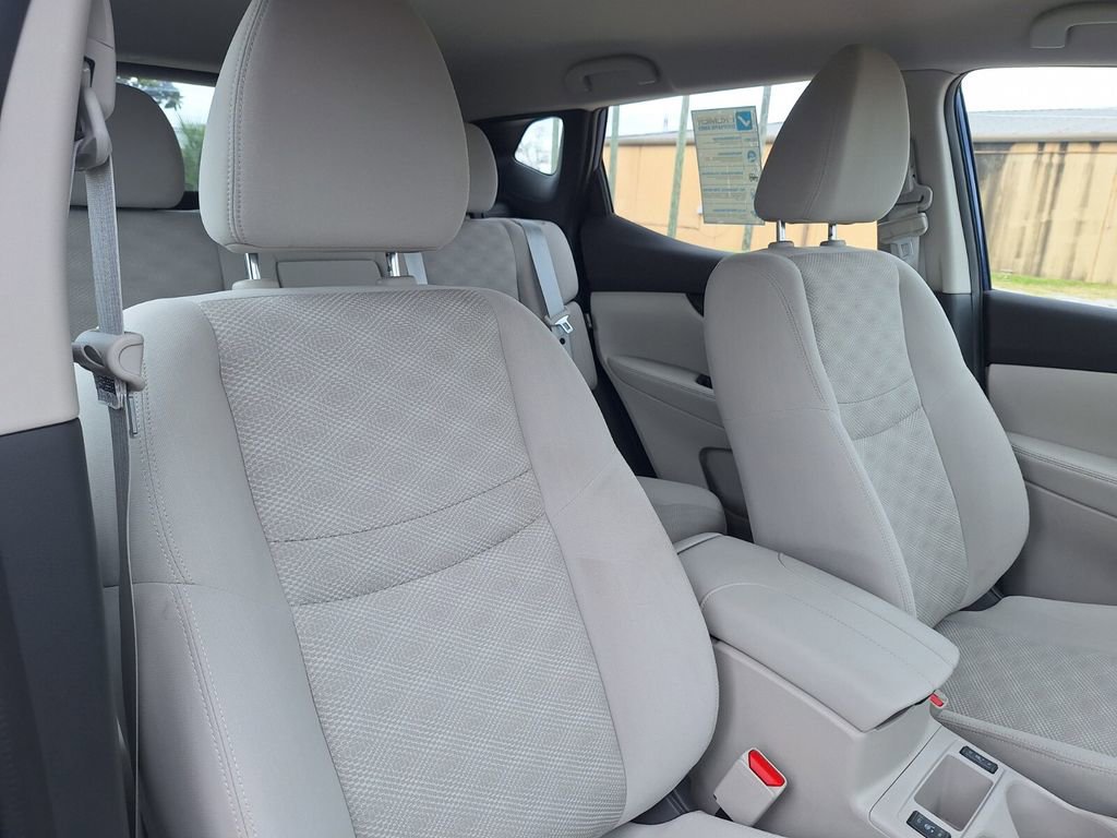 Used 2021 Nissan Rogue Sport SV image 29