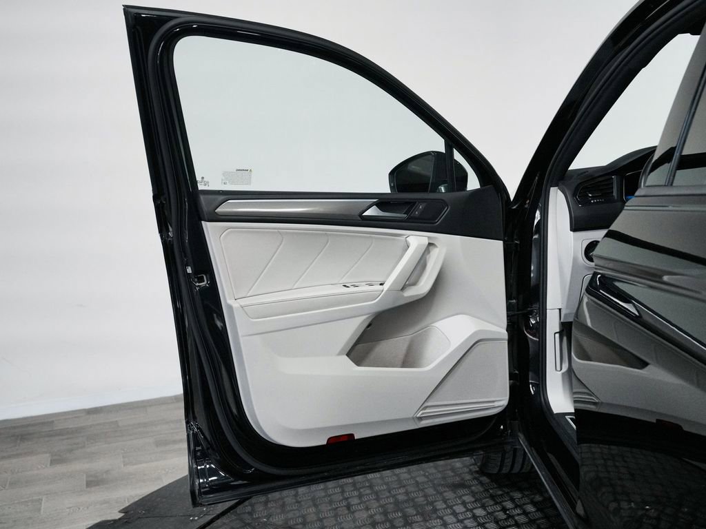 Used 2023 Volkswagen Tiguan SE R-Line AWD/4WD image 10