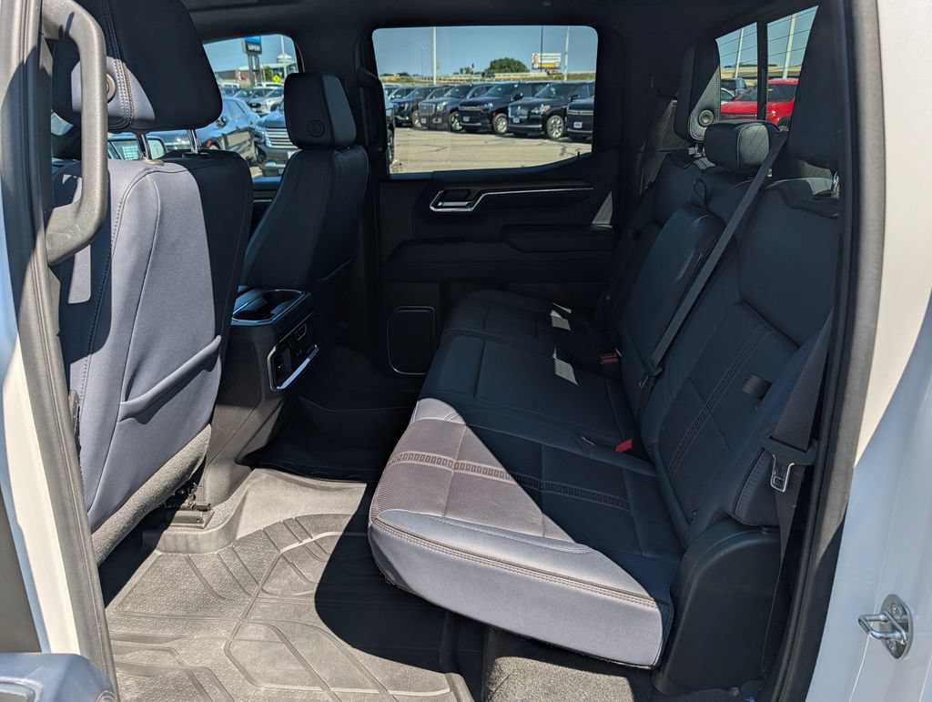 Used 2023 Chevrolet Silverado 1500 High Country w/ High Country Premium Package AWD/4WD image 16