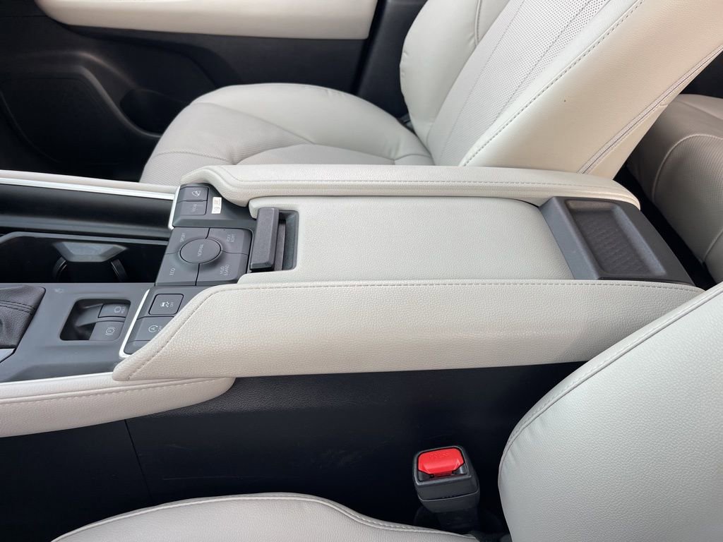 Used 2025 Toyota Grand Highlander AWD image 14