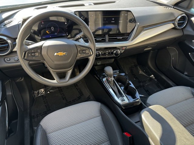 Used 2025 Chevrolet Trax LT image 8