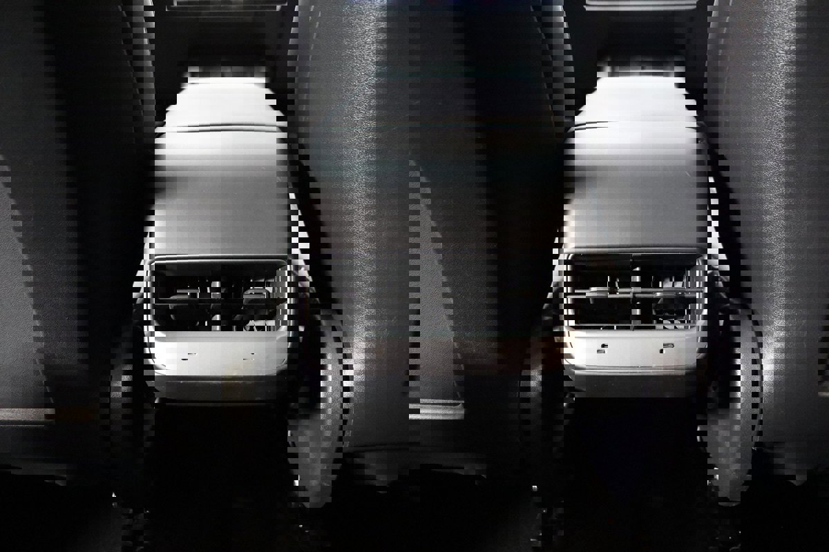 Used 2022 Tesla Model Y Long Range image 36