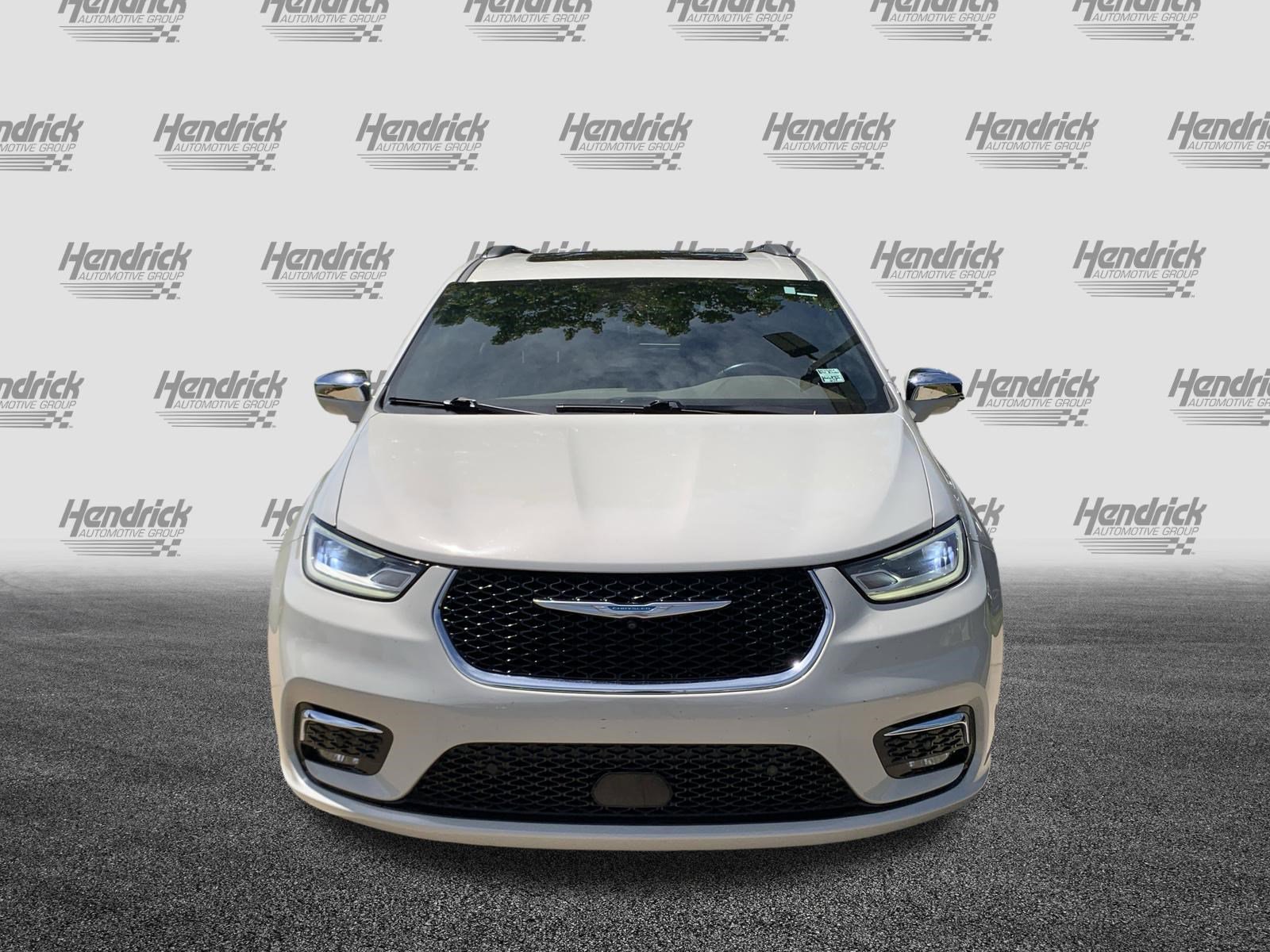Used 2021 Chrysler Pacifica Limited w/ Uconnect Theater Family Group FWD image 3
