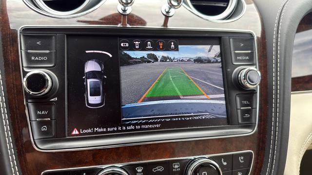 Used 2017 Bentley Bentayga image 18