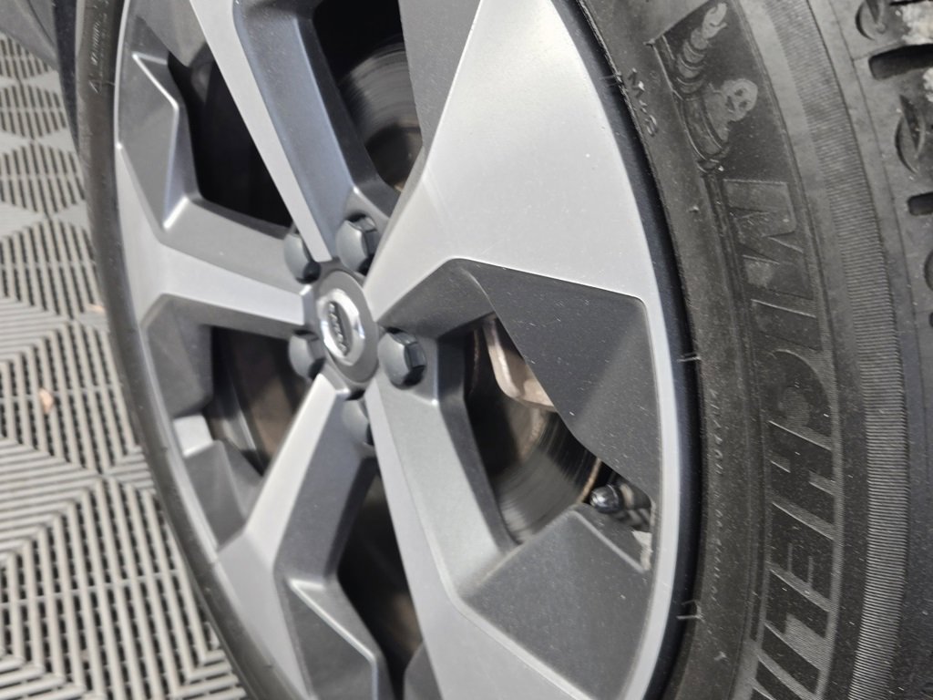 Certified 2023 Volvo XC40 B5 Ultimate w/ Climate Package image 9