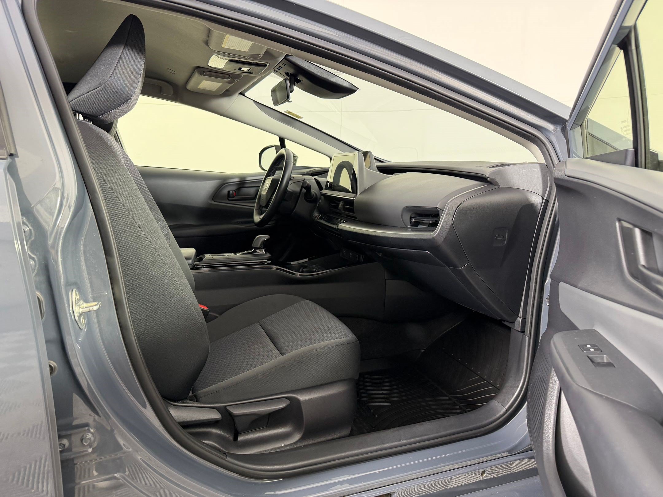 Used 2025 Toyota Prius LE FWD image 26