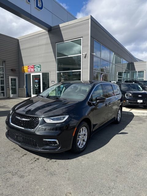 Used 2023 Chrysler Pacifica Touring-L image 1