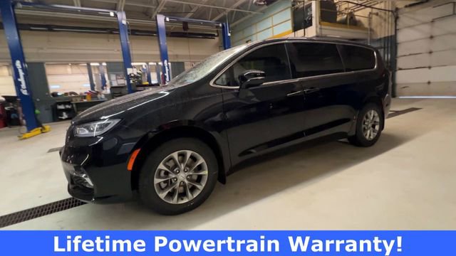 New 2026 Chrysler Pacifica Select image 4