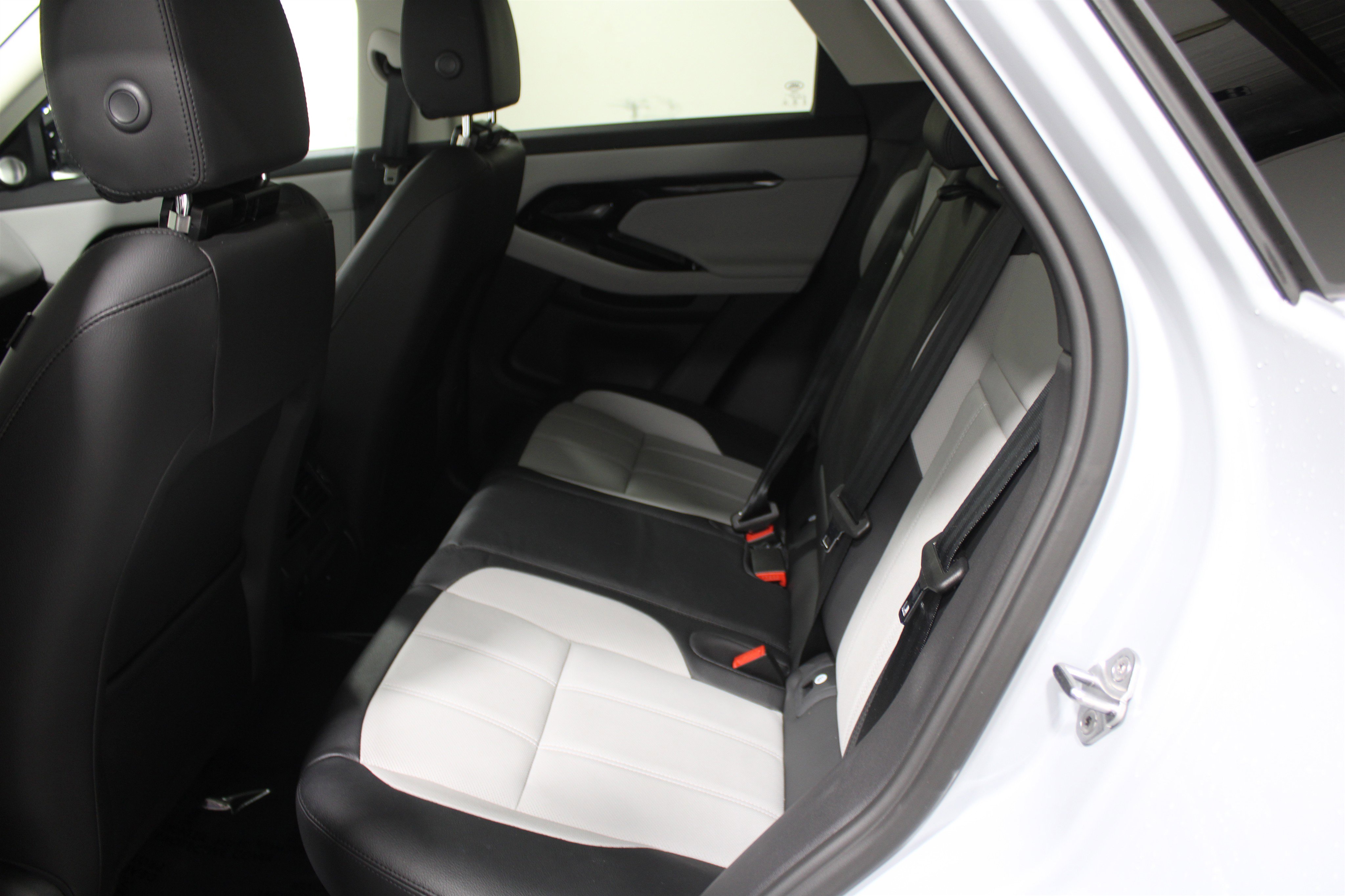 Used 2024 Land Rover Range Rover Evoque Dynamic SE image 18