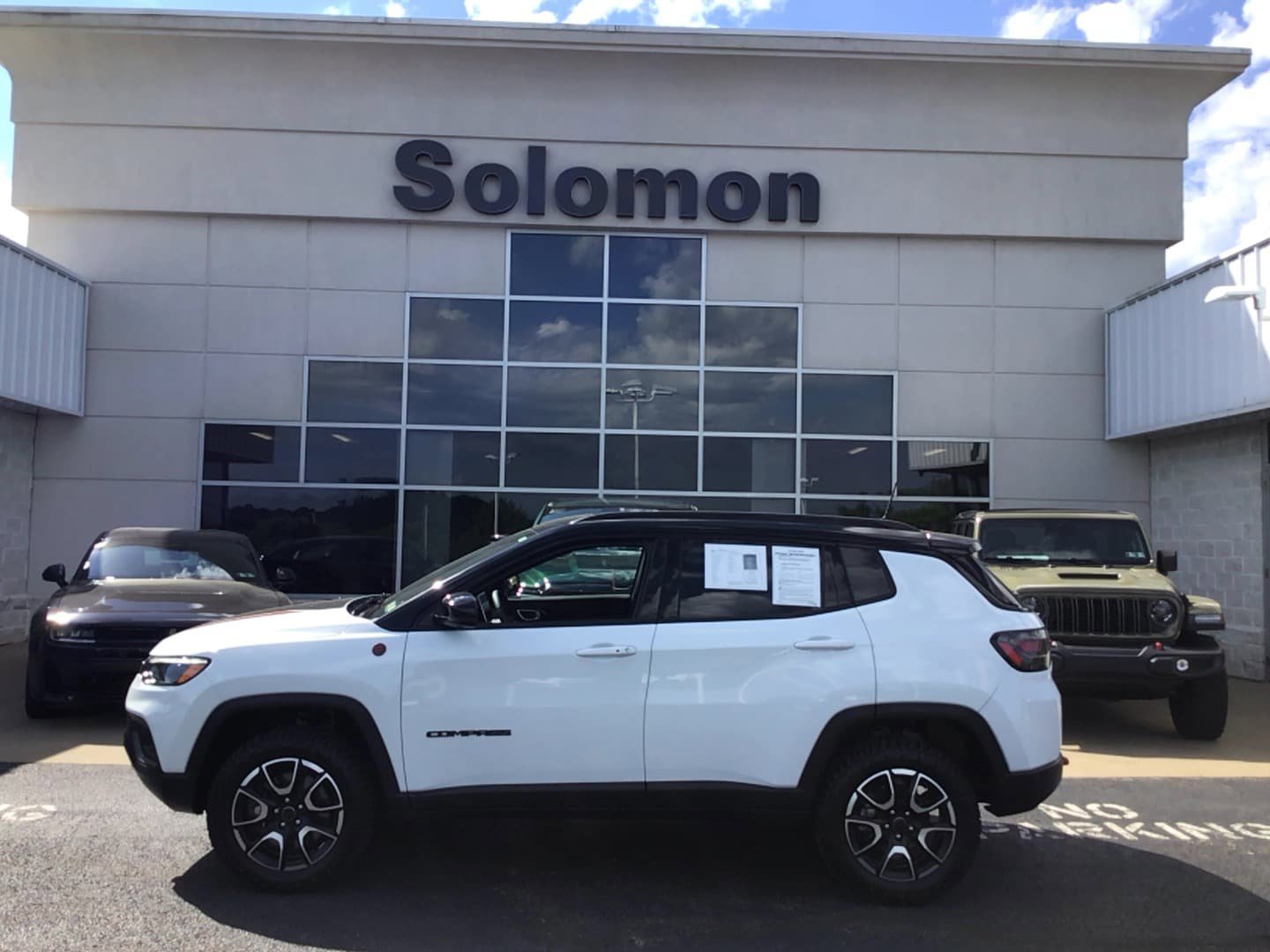 Used 2025 Jeep Compass Trailhawk w/ Trailhawk Elite Group AWD/4WD image 1
