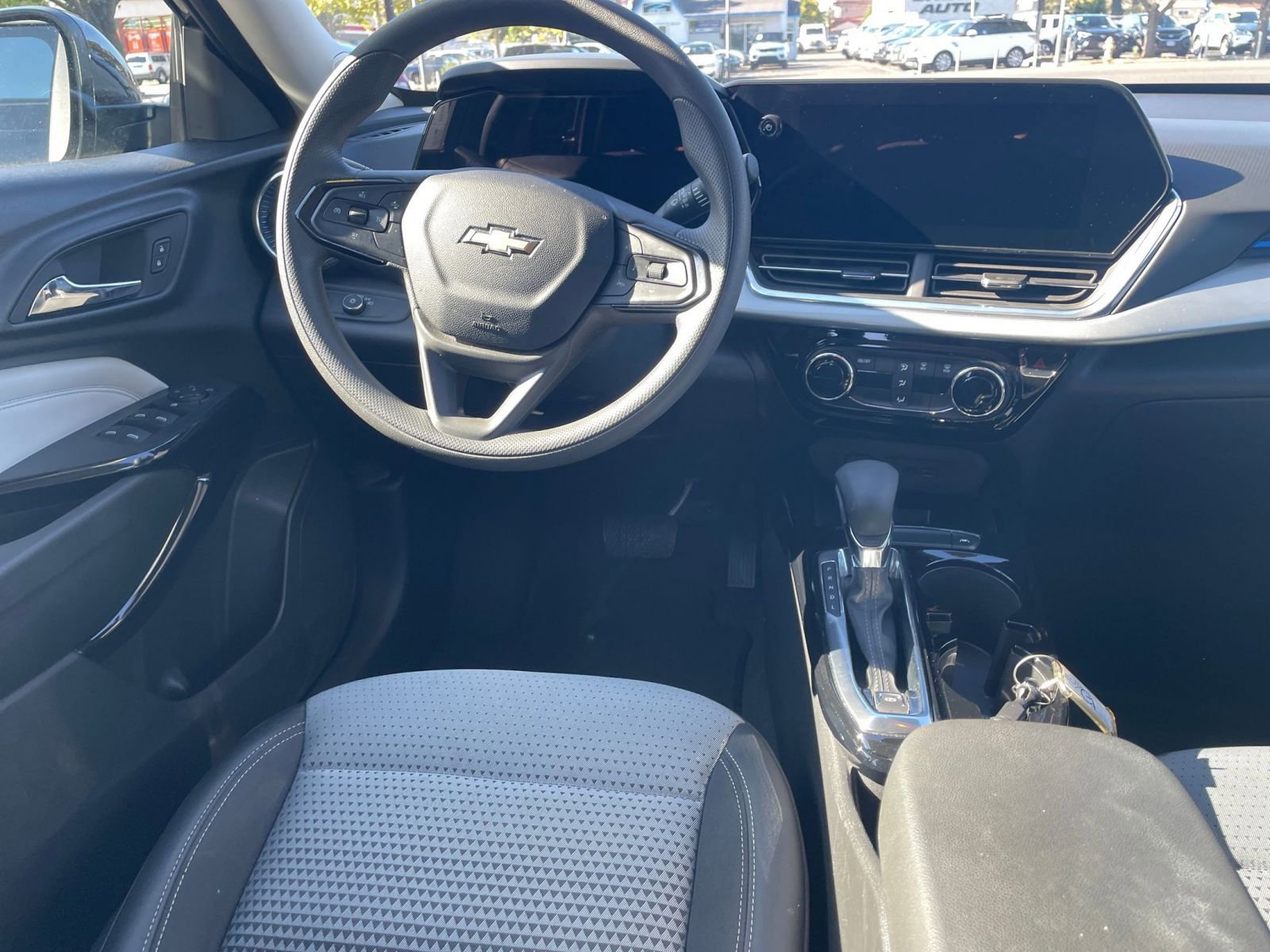 Used 2025 Chevrolet Trax LT image 32