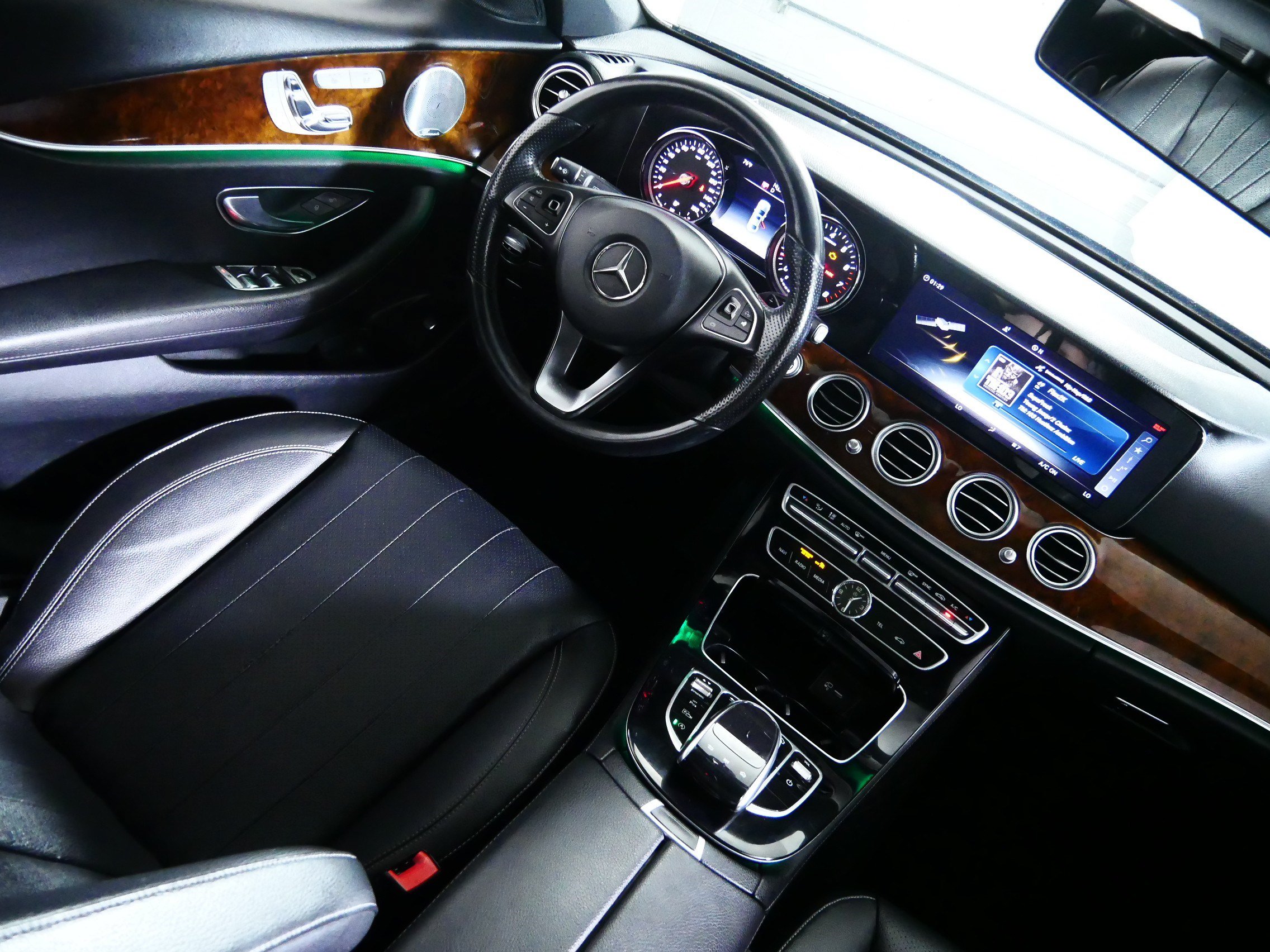 Used 2018 Mercedes-Benz E 300 4MATIC image 9
