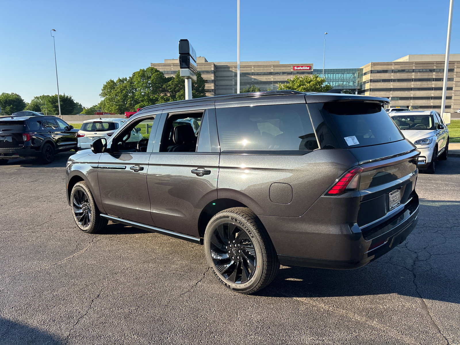 New 2026 Lincoln Navigator Reserve w/ Jet Appearance Package AWD/4WD image 5
