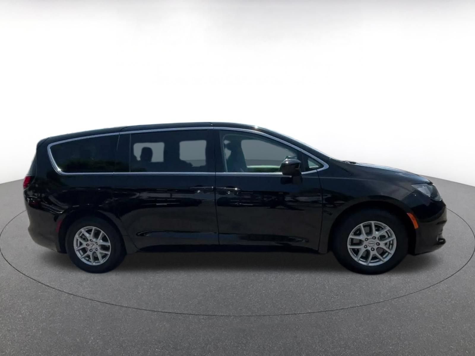 Used 2024 Chrysler Voyager LX FWD image 16